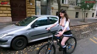 Väläytän pilluani ja tissejäni ratsastaessani Budapestin kaduilla - Dollscult