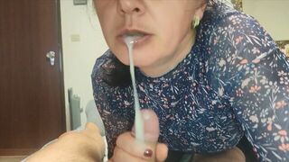 Älä kerro kenellekään! Kuuma milf äitipuoli suihinotolla auttaa poikapuoltaan ja pääsee suuhun