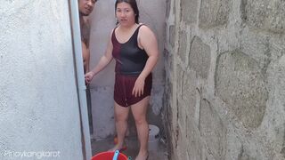 Filipina tyttö kylpyhuoneessa, kovanaama