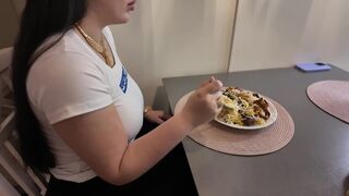 Kuuma 20-vuotias tyttö nai itseään ensitreffeillä