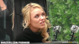 Brazzers - Alexis kutsuu vieraita kadulle