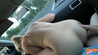 Hänellä on kuuma blondi autossa