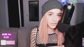 Gia Baker puhuu likaisia sinulle mikrofonissa asmr