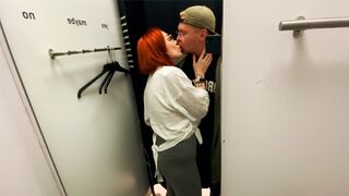 Kävelen ostoskeskuksessa pikkuhousut jalassa