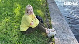 Webcam tyttö saa maksun imemisestä puistossa