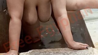 Yö seksiä egyptiläisen kylän nainen kylpyhuoneessa kovalla voihkivat