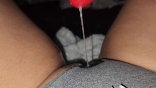 Katsoen pornoa, hänen pikkuhousunsa ovat likomärät ja hän nauttii siitä!