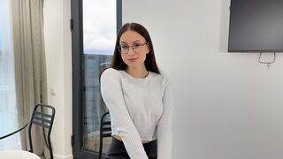 Hot Ava tekee kovasti töitä ja täyttää suunsa