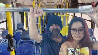 Oppilastyttöä nussii muukalainen bussissa takaapäin!