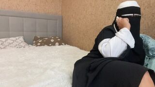 Arabivaimo puhuu puhelimessa ja koskettaa pillua orgasmiin