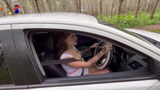 Kuuma nymfomaani vietteli opiskelijan autossa