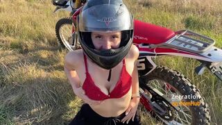 Kuuma pyöräilijä tyttö imee pyöräilijä enduro alalla