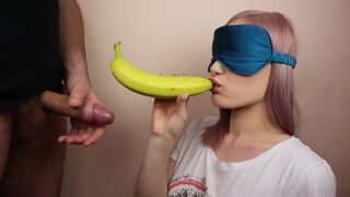 Pieni sisarpuoli pelaa hedelmäpelissä side silmillä