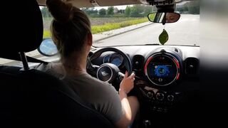 Kuuma vaimo imee vierasta autossa julkisella kadulla