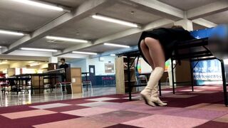 Uudenvuoden minihame no-bra pöytätennis: tussu flash non-stop!