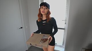 Seksikäs koulutyttö kuriiri söi pizzani ja nain hänen tiukkaa pillua