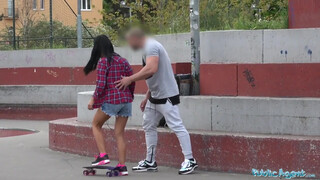 Julkinen agentti - Apolonia Lapiedra ja hänen poikaystävänsä