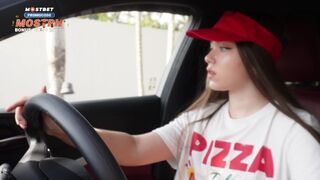Nain pizzatyttöä myöhästymisestä ja palkitsin hänen pillunsa