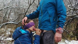 Julkinen suihinotto ja kukko nieleminen vuorijoen rannalla