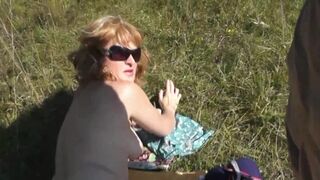 Wild Beach perverssi kurkistaa seksikäs blondi milf kun aurinkoa alastomana, hakkaa kovaa kullia ja spritzing pau