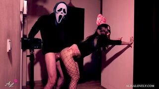Naamioitu hullu kova naida ruskea tyttö edessä peili - Halloween rooli pelata fetissi kaksinkertainen peli