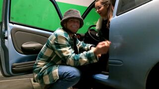 Ujo tyttö imee ja nai kovaa parkkipaikalla kasvokkain