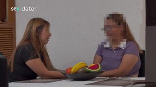 Kuuma kypsä nainen sormetti nuorta lesbo pillua, kun hän nautti hänen spritzing