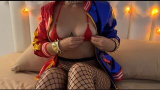 Ufo nai kuumaa Harley Quinnia punaisessa mikroaaltobikinissä joka reiässä