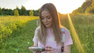 Tuore vaimo petti miestään metsä joka kolossa
