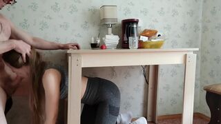 Hän otti minulta suihin pöydän alla
