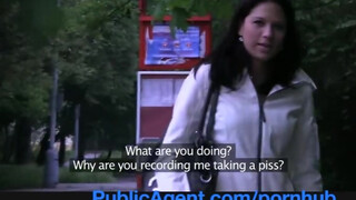 PublicAgent - tyttö pissasi