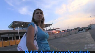 PublicAgent - tyttöparka todella luulee olevansa malli