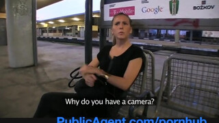 PublicAgent - surullinen tyttö odottaa junaa