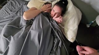 Hän kusee kahden mustatukkaisen tytön päälle sängyssä ja he pussailevat märissä housuissaan