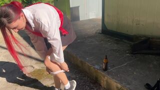 Naapurin teinityttö ryyppäsi ja rankaisi häntä lasilla