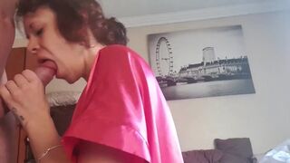 Kiharahiuksinen milf imee ja hakkaa kulliani kunnes tulen