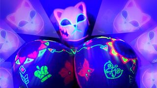 Lilykatin uskomaton rintojen nussimishaaste neon kosmisilla rinnoilla