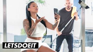 Kuuma latino MILF Mariana Martix LetsDoelt Channelin avustaja pani kovaa