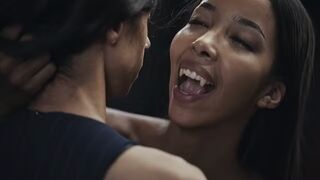 Ebony Vampyyri Mistress Lia Lin viettelee latinalaisen isorintaisen teinitytön vampyyrin hardcore femdom -pelissä