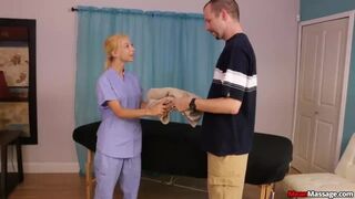 Blondi teini tarjoaa asiakkaalleen onnellisen lopun Nookikissa