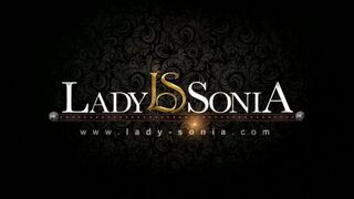 Lady Sonia viettelee britti-MILF:n nuoren tytön pukeutumiskohtauksessa