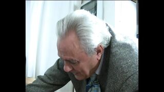 Todellinen italialainen milf pornotähti imee 4 yksityisrikollisia