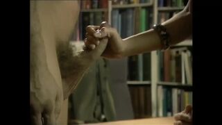 Dominatrix naamallaan nyrkit orjan perseeseen kun hän nai häntä