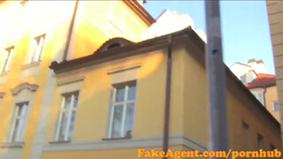 FakeAgent - korppi seksikäs milf huutaa cum