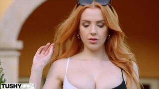 TUSHY - Scarlett Jones vaatii piiskaamista