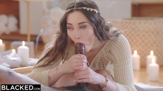 BLACKED - Aria Lee heittäytyy jättihäntälle