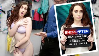 Pervo kyttä vetää Aria Carsonin purppuratangat ja nai kovaa pöydälle