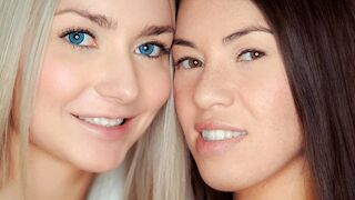 Tiffany-nukke syö innolla Victoria Pennun pillua